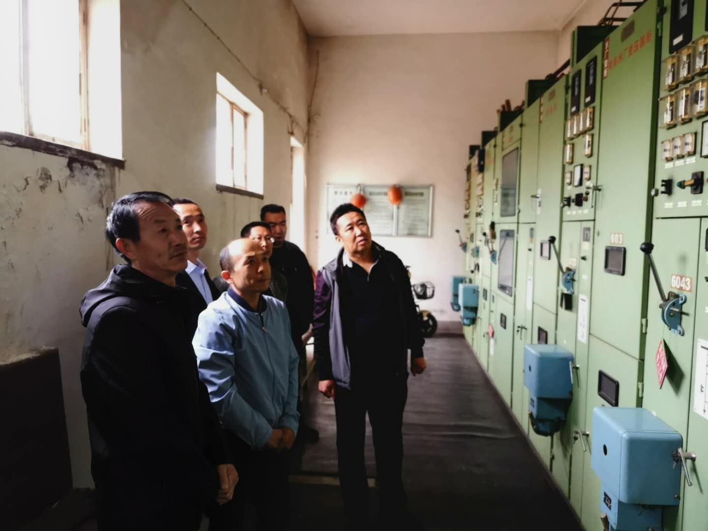 公司總經(jīng)理王建人在供水、污水生產(chǎn)一線開展風(fēng)險隱患排查.jpg